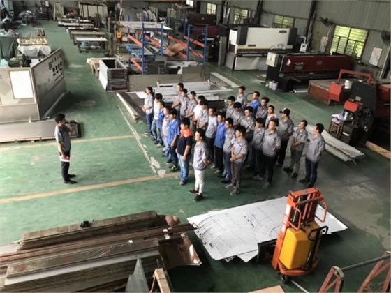 莫總給員工們開(kāi)早會(huì )