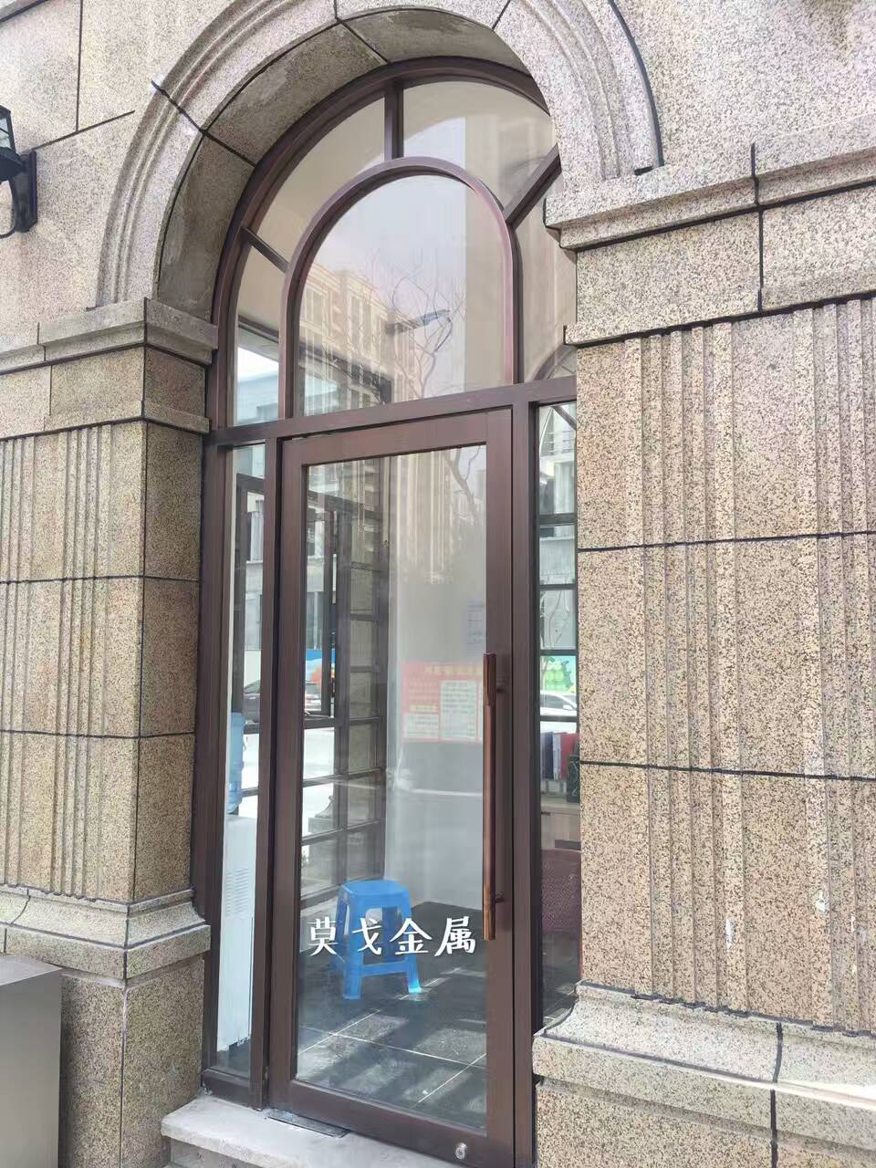 酒店/會(huì )所做舊發(fā)黑紅古銅不銹鋼玻璃門(mén)窗